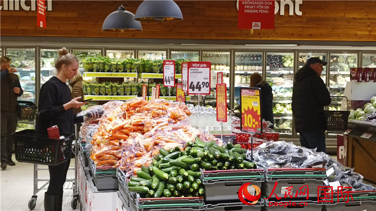 瑞典首都斯德哥爾摩購物超市一瞥。人民網記者 殷淼攝