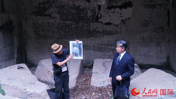 毒氣島歷史研究所事務(wù)局長山內(nèi)正之在毒氣儲存遺址為大家介紹日軍發(fā)動毒氣戰(zhàn)的罪證。人民網(wǎng) 蔣曉辰攝