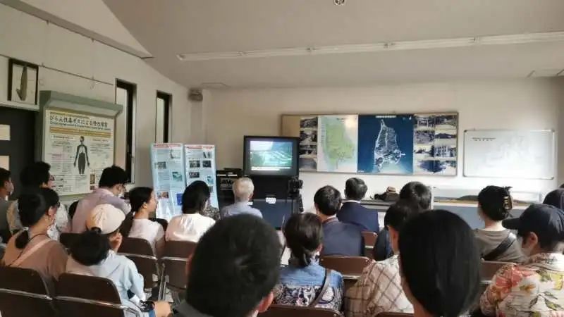 觀看日軍發(fā)動毒氣戰(zhàn)的影像資料。中國駐大阪總領(lǐng)事館供圖