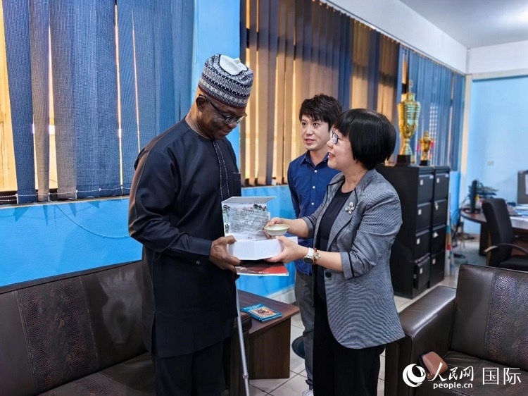 人民網(wǎng)監(jiān)事會主席唐維紅（右一）帶隊訪問尼日利亞通訊社，與該社總裁布克·龐勒（左一）交流。人民網(wǎng)記者 陳星星攝