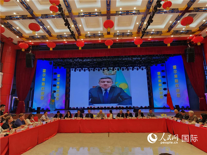 哈外交部駐阿拉木圖副代表拉伊莫夫視頻致辭。人民網(wǎng)記者 李強(qiáng)攝