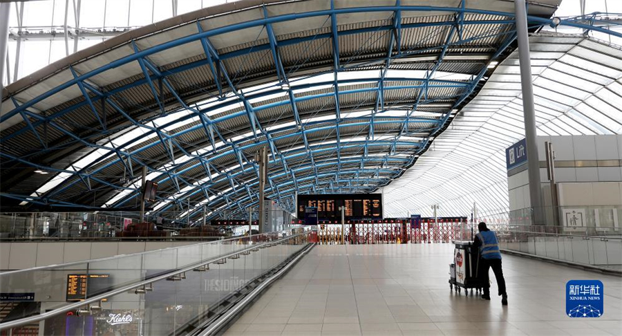 9月1日，一名工作人員在英國(guó)倫敦滑鐵盧火車站內(nèi)行走。因在收入、工作條件等方面與鐵路運(yùn)營(yíng)企業(yè)存在分歧，英國(guó)鐵路員工在9月1日、2日舉行罷工。由于鐵路服務(wù)大幅減少，人們出行面臨不便。新華社記者 李穎 攝