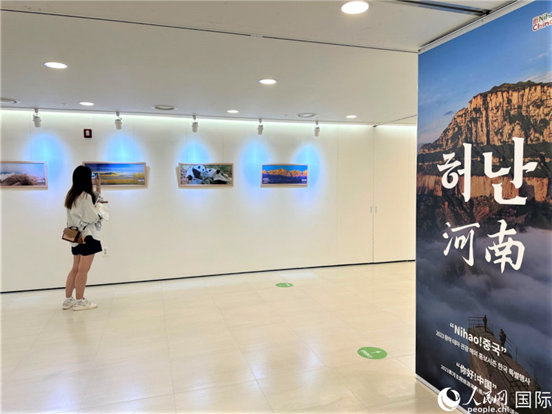 2.民眾參觀“看九曲黃河 聽華夏故事”主題展。人民網(wǎng)記者 馬菲攝