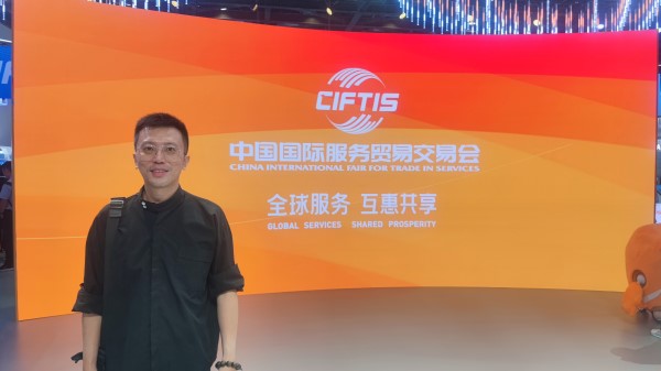 9月2日，梁家僖在國家會議中心拍照留念。受訪者供圖