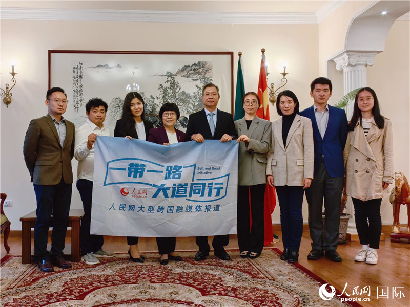 胡長(zhǎng)春大使、駐非盟使團(tuán)工作人員與人民網(wǎng)記者合影。