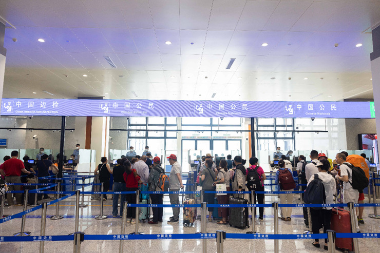 乘坐中老鐵路國際旅客列車的旅客在磨憨邊檢大廳排隊候檢。黃遠(yuǎn)飛 攝