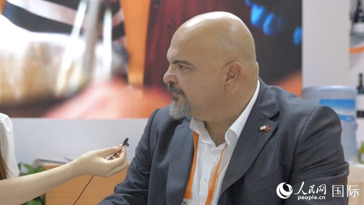 塞浦路斯首席經(jīng)濟(jì)商務(wù)參贊歐陽(yáng)路接受記者采訪。人民網(wǎng) 王禹蘅攝