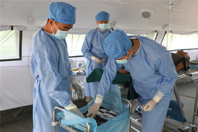 出征前，“純凈家園-2023”多國聯(lián)合掃雷行動(dòng)中方任務(wù)分隊(duì)醫(yī)療組官兵正在進(jìn)行專業(yè)訓(xùn)練。趙文環(huán)攝