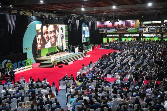 9月4日，在肯尼亞內(nèi)羅畢，與會代表參加首屆非洲氣候峰會開幕式。新華社記者 韓旭 攝