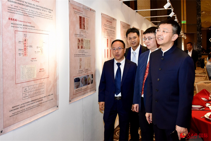 中國駐菲律賓大使館臨時代辦周志勇參觀“跨山越海兩地情”菲律賓主題僑批展。人民網記者 樊帆攝