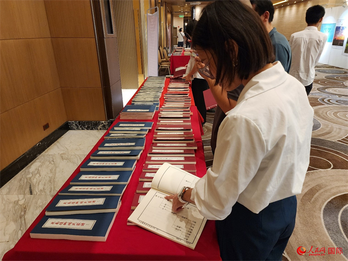 現場嘉賓參觀“根脈尋蹤”泉州百個家族移民菲律賓族譜展。人民網記者 樊帆攝