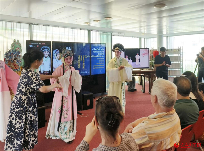 戲迷在昆曲雅集及教學(xué)工作坊活動現(xiàn)場體驗(yàn)昆曲藝術(shù)。人民網(wǎng)記者 尚凱元攝