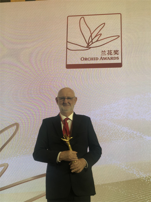 保利諾教授在頒獎(jiǎng)典禮現(xiàn)場。 巴西圣保羅州立大學(xué)孔子學(xué)院供圖。