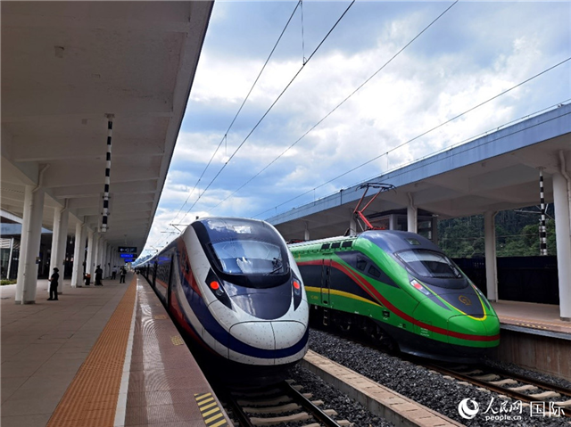 “復興號”和“瀾滄號”國際旅客列車停靠在老撾磨丁站。人民網(wǎng) 杜明明攝