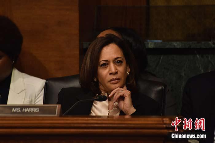 當(dāng)?shù)貢r(shí)間8月11日，美國(guó)前副總統(tǒng)、已經(jīng)鎖定民主黨總統(tǒng)候選人提名的拜登選定聯(lián)邦參議員卡瑪拉·哈里斯為其競(jìng)選搭檔、民主黨副總統(tǒng)候選人。哈里斯成為美國(guó)歷史上首位被提名為副總統(tǒng)候選人的非裔女性。圖為哈里斯此前出席國(guó)會(huì)聽證會(huì)(資料圖)。<a target='_blank' href='/'><p  align=