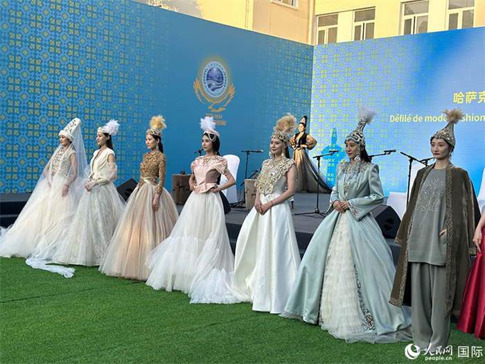 哈薩克斯坦獨立設(shè)計師品牌“Ai-zer”帶來了民族服裝時裝秀。人民網(wǎng) 阿爾達克攝