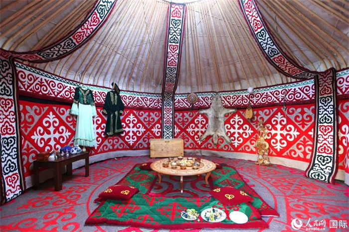 活動現(xiàn)場展示了哈薩克斯坦的氈房。人民網(wǎng)記者 楊倩攝