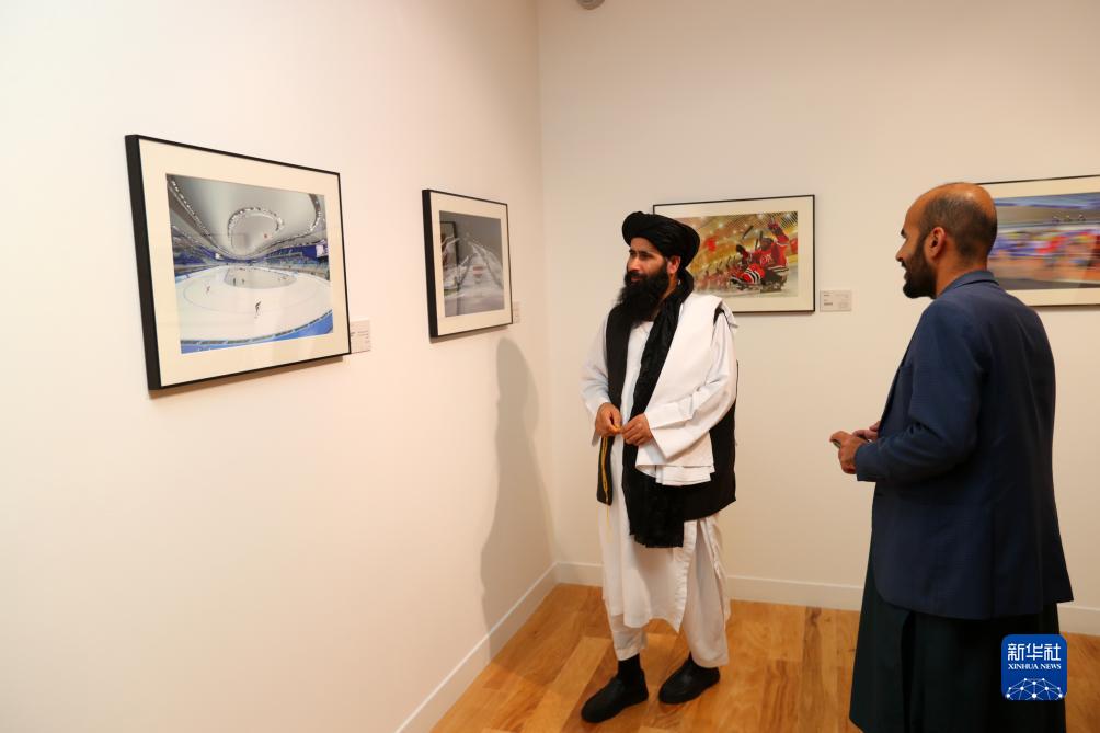 9月18日，人們在卡塔爾多哈參觀“你好，北京”攝影展。新華社記者隋先凱攝