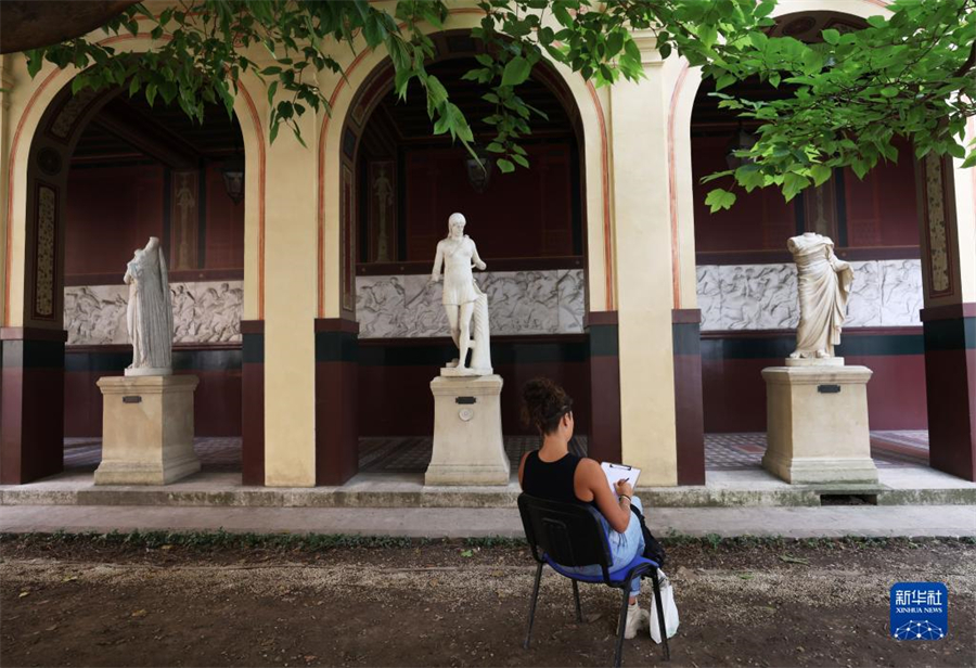 9月17日，在法國巴黎國立高等美術(shù)學(xué)院舉行的歐洲遺產(chǎn)日活動上，參觀者參與繪畫創(chuàng)作和體驗。新華社記者 高靜 攝