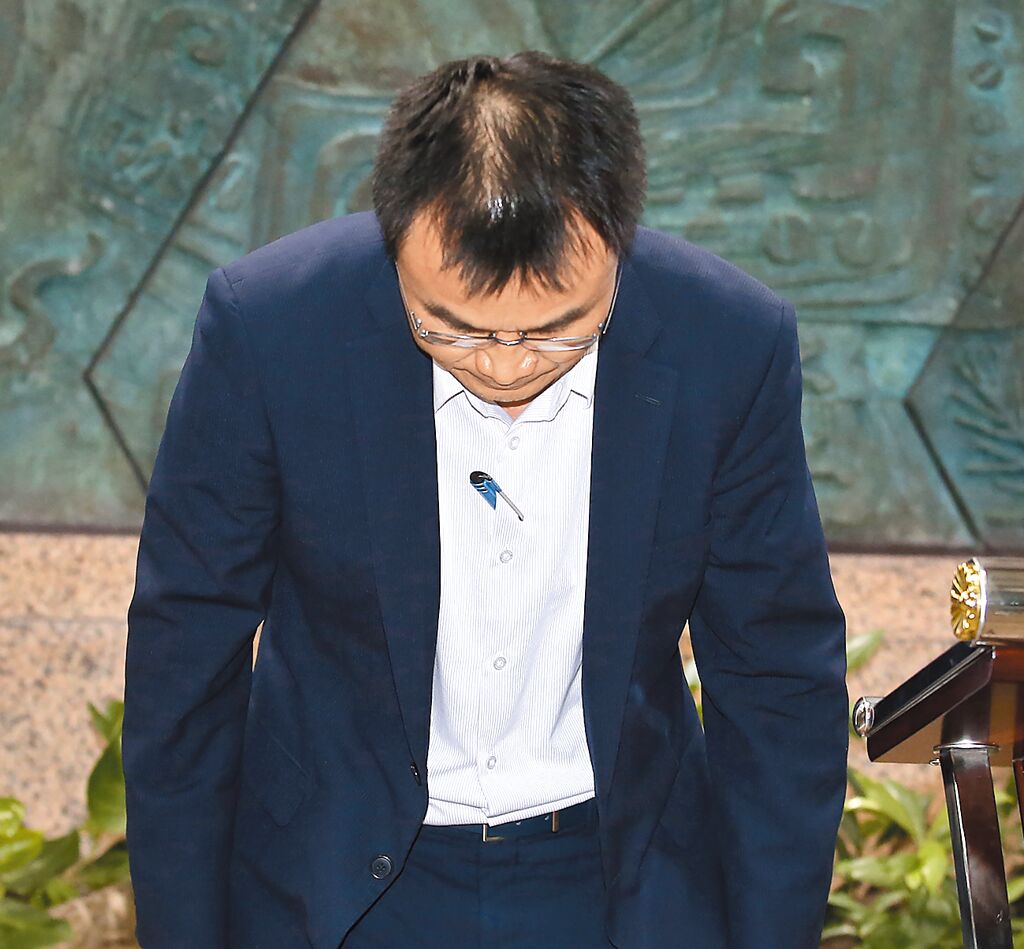 臺(tái)農(nóng)業(yè)部門負(fù)責(zé)人陳吉仲19日傍晚舉行記者會(huì)說(shuō)明項(xiàng)目進(jìn)口雞蛋議題，當(dāng)日晚間8點(diǎn)在臉書(shū)上宣布辭職。 圖片來(lái)源：臺(tái)灣“中時(shí)新聞網(wǎng)”