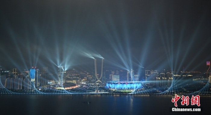 9月23日，杭州第19屆亞運(yùn)會(huì)開(kāi)幕式在浙江杭州奧體中心體育場(chǎng)舉行。圖為璀璨燈光秀點(diǎn)亮錢塘江夜空。<a target='_blank' href='/'><p  align=