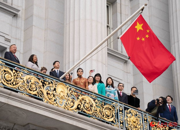 當(dāng)?shù)貢r(shí)間9月29日，中國駐舊金山總領(lǐng)事張建敏與舊金山市長倫敦·布理德一起在舊金山市政廳陽臺升起中國國旗，慶祝中華人民共和國成立74周年。人民網(wǎng)記者 鄧圩攝