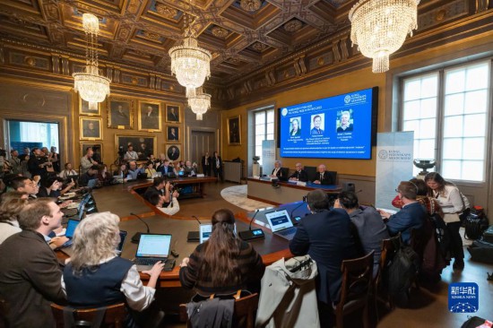 這是10月3日在瑞典斯德哥爾摩拍攝的2023年諾貝爾物理學(xué)獎(jiǎng)公布現(xiàn)場。新華社發(fā)（魏學(xué)超攝）