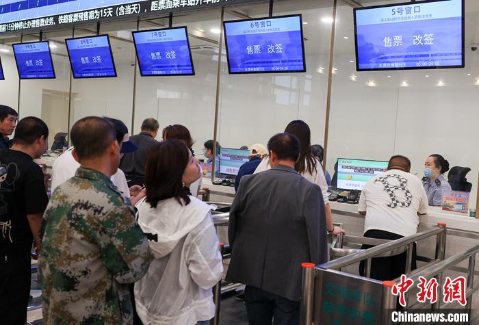 9月21日，旅客在北京站售票大廳內(nèi)購(gòu)買(mǎi)火車(chē)票。當(dāng)日，鐵路部門(mén)開(kāi)始發(fā)售10月5日火車(chē)票。國(guó)鐵集團(tuán)發(fā)布數(shù)據(jù)顯示，9月13日至20日已發(fā)售火車(chē)票1.5億張。鐵路部門(mén)將在9月27日至10月1日、10月4日至7日增開(kāi)200列夜間高鐵，車(chē)票已陸續(xù)開(kāi)始發(fā)售，盡最大努力滿足旅客出行需求。 <a target='_blank' href='/'><p  align=