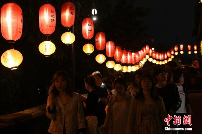 圖為游客夜游山城巷感受山城獨(dú)特魅力。<a target='_blank' href='/' ><p  align=