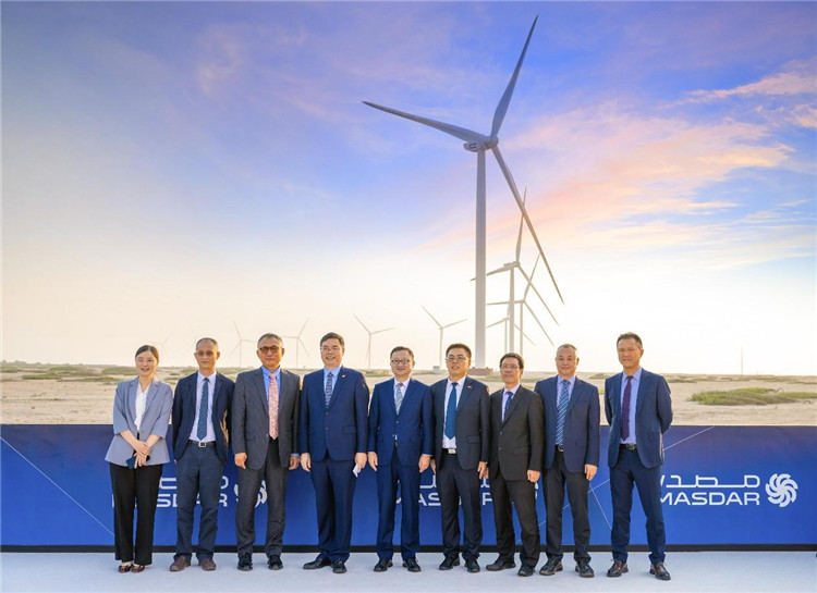 中方建設(shè)者在風(fēng)電場(chǎng)合影。中國(guó)電建供圖