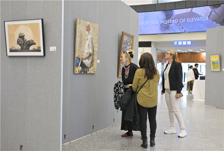 各國(guó)外交官在在欣賞中國(guó)藝術(shù)家作品。中國(guó)常駐維也納代表團(tuán)供圖