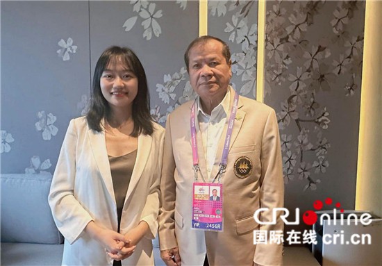 　　△柬埔寨國家奧委會主席、柬埔寨亞運(yùn)代表團(tuán)團(tuán)長唐坤（右）接受記者采訪