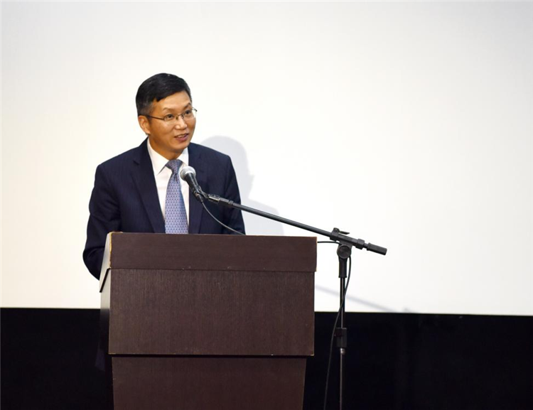 中國駐圣保羅總領(lǐng)事余鵬在開幕活動中致辭。 圣保羅州立大學(xué)孔子學(xué)院供圖