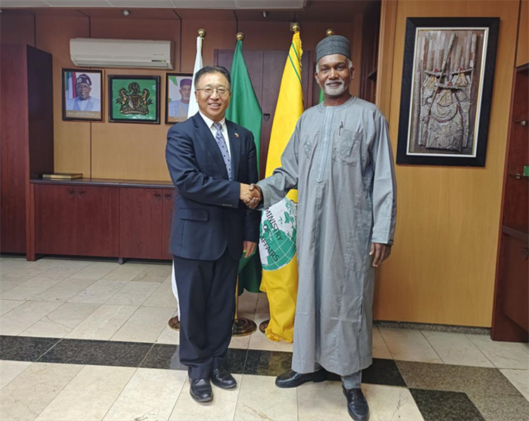駐尼日利亞大使崔建春（左）會見尼外長圖加爾。駐尼使館供圖