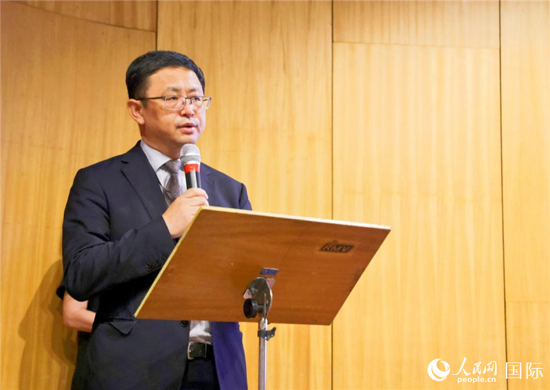 中國(guó)駐里約熱內(nèi)盧總領(lǐng)事館商務(wù)參贊徐元?jiǎng)侔l(fā)表致辭。人民網(wǎng)記者 陳海琪攝