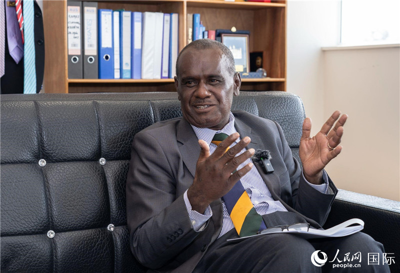 2023年9月13日，所羅門群島外交部長杰里邁亞·馬內(nèi)萊在首都霍尼亞拉接受人民網(wǎng)記者專訪。人民網(wǎng) 賀吉攝