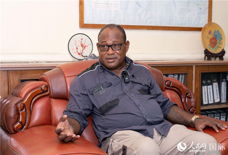 2023年9月13日，所羅門群島副總理兼基礎(chǔ)設(shè)施和發(fā)展部長梅納西·梅蘭加在首都霍尼亞拉接受人民網(wǎng)記者專訪。人民網(wǎng) 賀吉攝