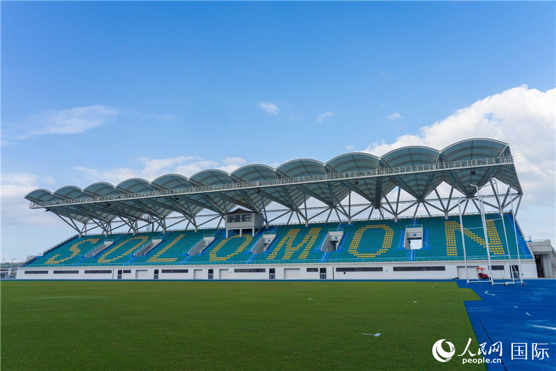 2023年9月12日，位于所羅門群島首都霍尼亞拉的由中土公司承建的中國援所羅門群島2023年太平洋運(yùn)動會體育場館。人民網(wǎng) 賀吉攝