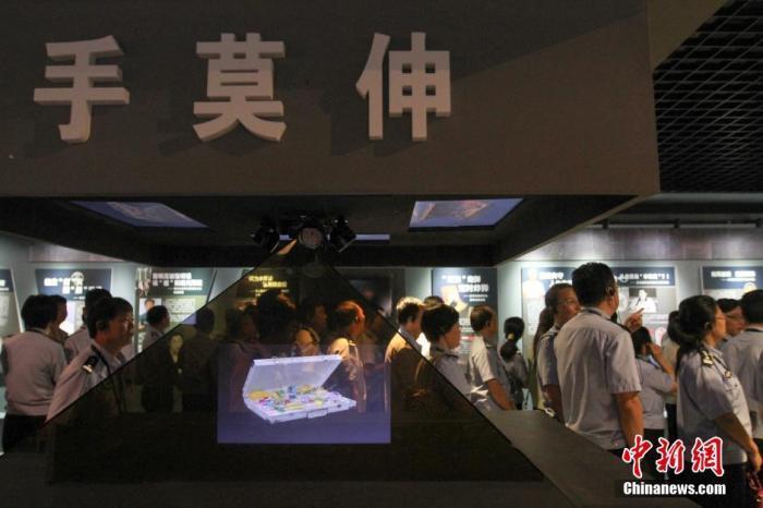 資料圖：2015年10月，海南省公安廳組織黨員干部前往反腐倡廉警示教育基地參觀受教。洪堅鵬 攝