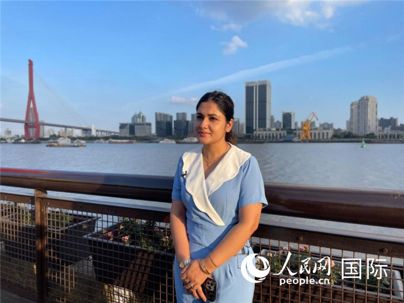孟加拉國Channel24電視頻道主持人伊斯拉特·阿敏在上海市楊浦濱江接受采訪。 人民網(wǎng)記者 張榮攝