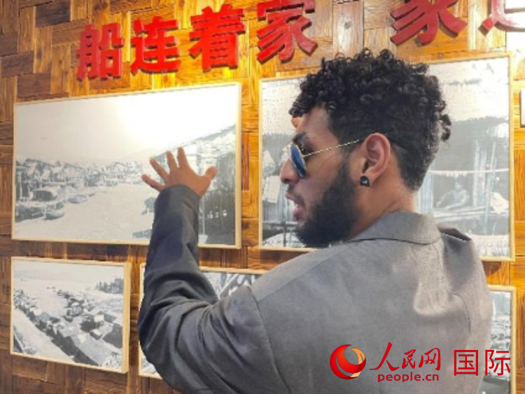 巴布亞新幾內(nèi)亞乒乓球國(guó)家隊(duì)隊(duì)員羅伊在福建省寧德市下歧村參觀。人民網(wǎng)記者 張榮攝