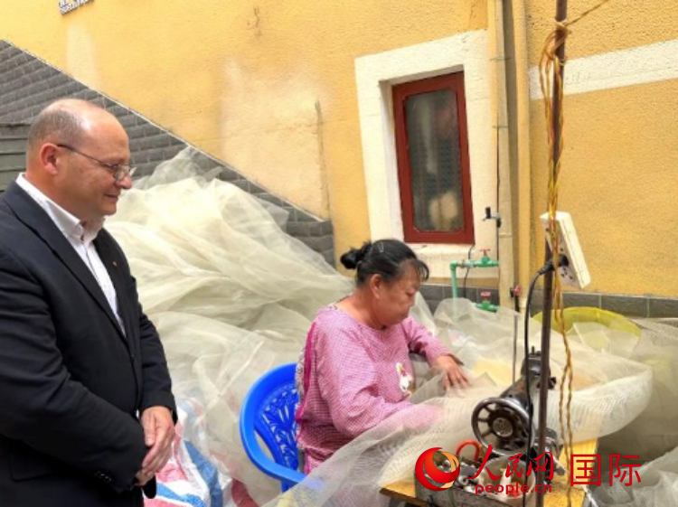 馬耳他瑪格麗特中學(xué)“中國(guó)角”教師馬丁·阿佐帕迪在福建省寧德市下歧村參觀。人民網(wǎng)記者 周雨攝