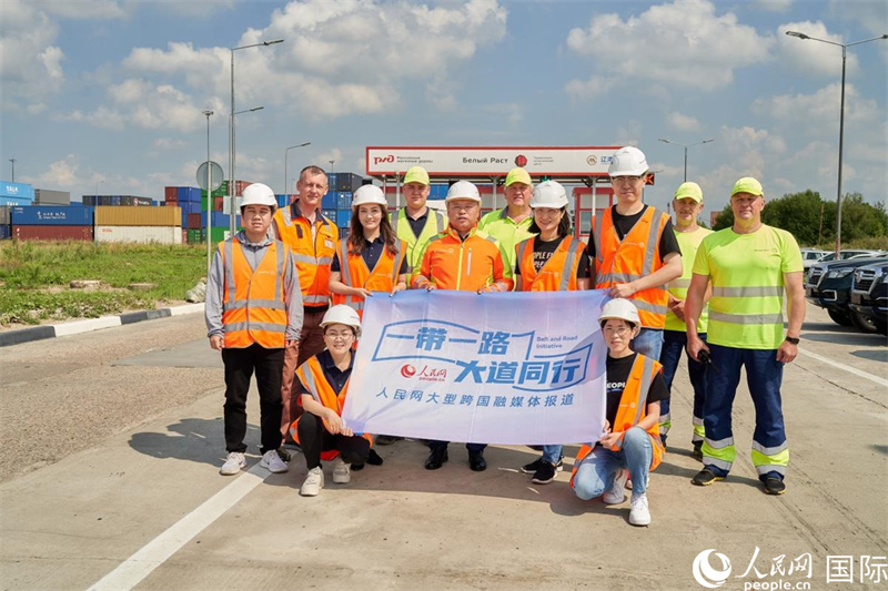 人民網(wǎng)記者在莫斯科別雷拉斯特物流中心采訪。