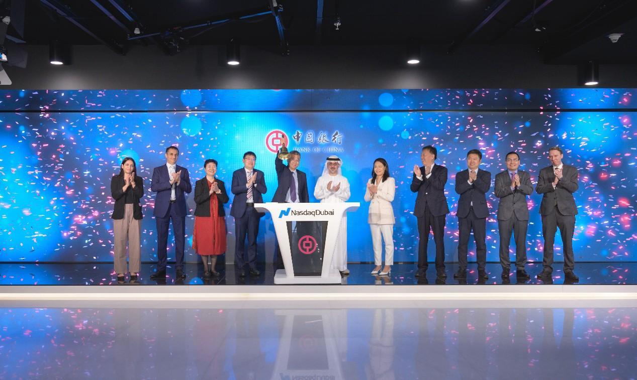 圖為中外嘉賓出席搖鈴儀式。迪拜納斯達克供圖