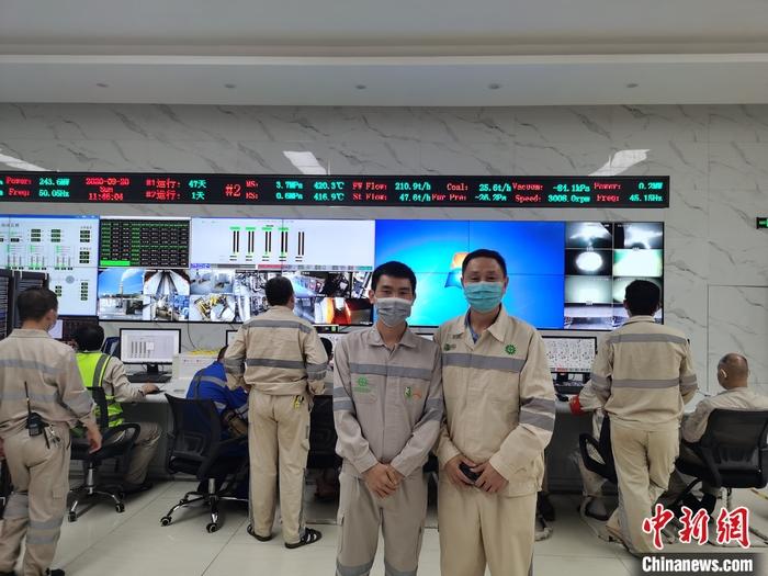 圖為張歡國(右)和青山項(xiàng)目中方負(fù)責(zé)人的控制室合影。 受訪者供圖