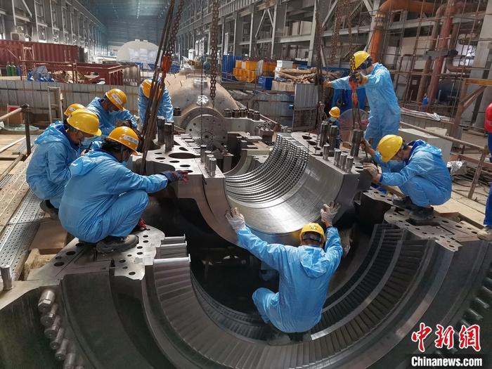 圖為青山緯達(dá)貝園區(qū)汽輪機(jī)機(jī)組在進(jìn)行現(xiàn)場(chǎng)安裝。 受訪者供圖