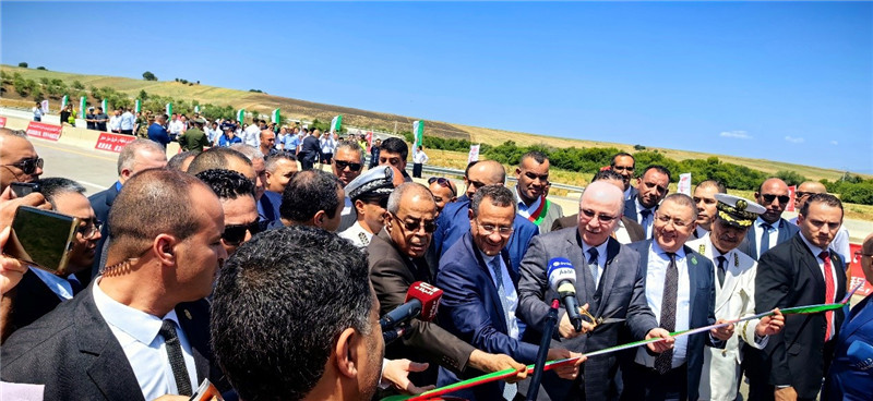 2023年8月12日，阿爾及利亞總理阿卜杜拉赫曼（前右四）參加阿爾及利亞東西高速公路東標(biāo)段主線84公里段通車儀式。中信建設(shè)供圖