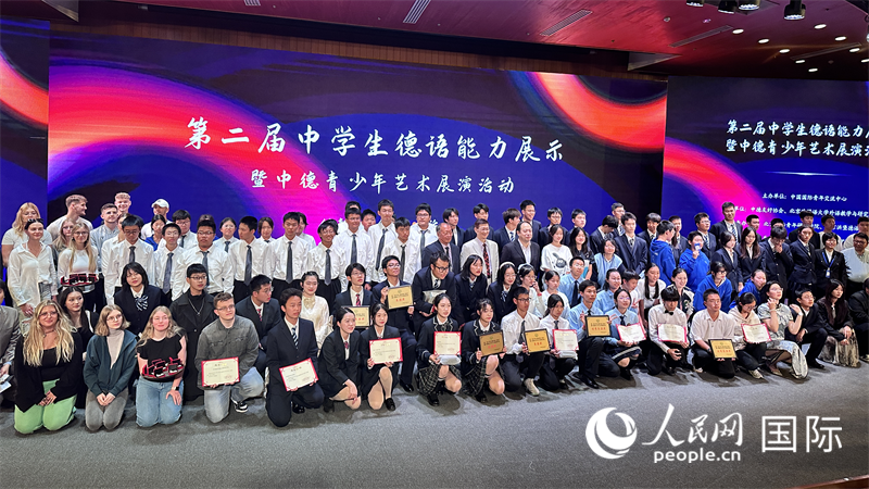 現(xiàn)場學(xué)生與嘉賓合影。（攝影：張麗鷗）