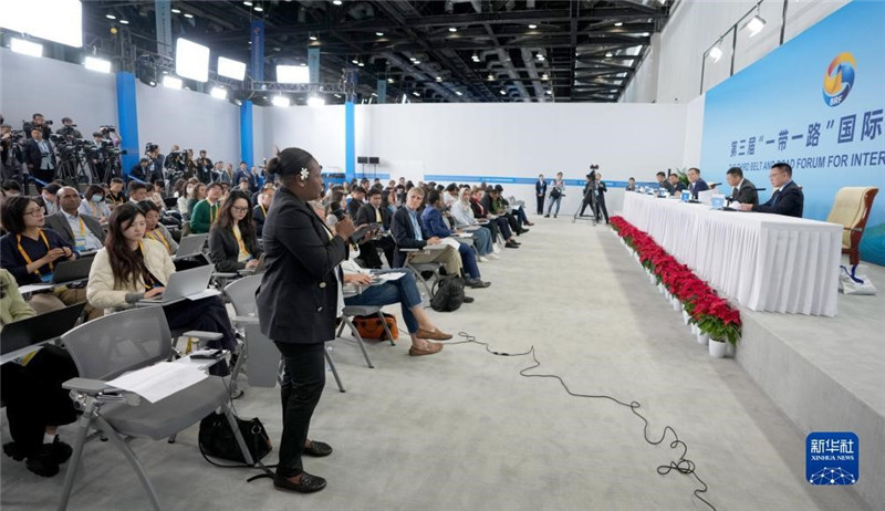 10月16日，第三屆“一帶一路”國際合作高峰論壇新聞中心在北京國家會議中心舉行首場吹風(fēng)會，邀請自然資源部國際合作司和相關(guān)單位負(fù)責(zé)人介紹有關(guān)情況，并回答記者提問。新華社記者 王毓國攝