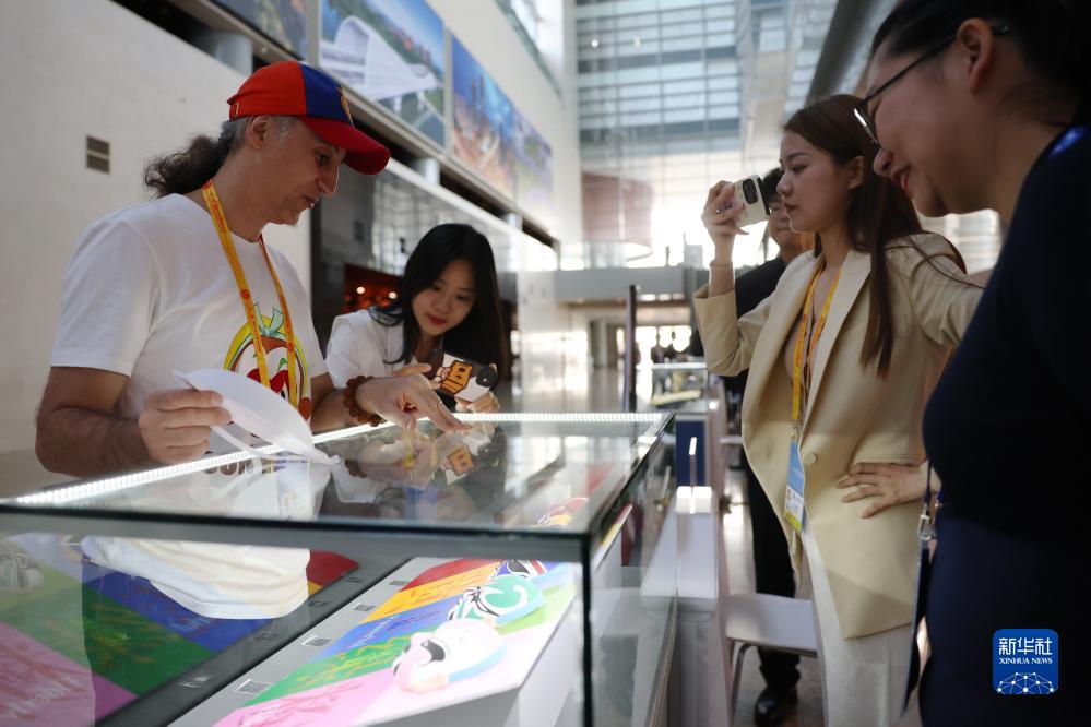 10月16日，參會(huì)記者在“一帶一路”國際合作高峰論壇新聞中心參觀展示的中國非物質(zhì)文化遺產(chǎn)展品。新華社記者 陳斌 攝